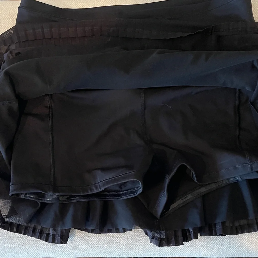 Black Pleated Athletic skirt - Picture 2 of 3